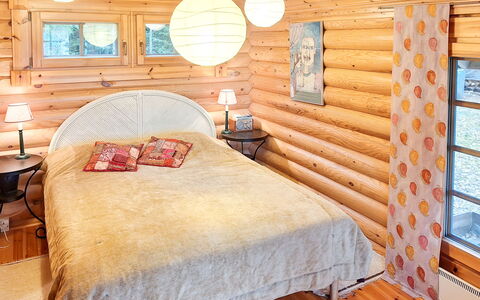 Honkaranta: Letto, Mobilia, Camera Da Letto, Interior Design, Bedding, Lenzuolo, Pavimentazione, Legna, Pavimento, Camera