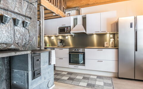 Juurakkopirtti: Cucina, Legna, Apparecchio Major, Elettrodomestico Da Cucina, Pavimentazione, Controsoffitto, Interior Design, Soffitto, Mobilia, Elettrodomestico
