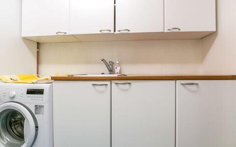 Juurakkopirtti: Elettrodomestico Da Cucina, Apparecchio Major, Lavatrice, Cucina, Controsoffitto, Legna, Pavimentazione, Interior Design, Cabinetry, Elettrodomestico