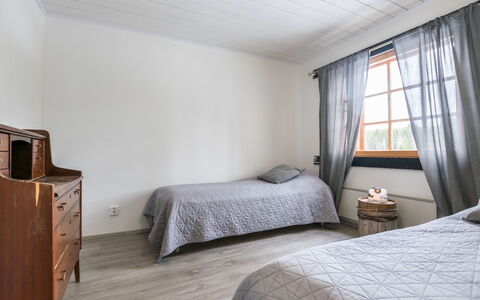 Juurakkopirtti: Pavimentazione, Pavimento, Letto, Camera Da Letto, Legna, Interior Design, Mobilia, Lenzuolo, Soffitto, Pavimento In Legno