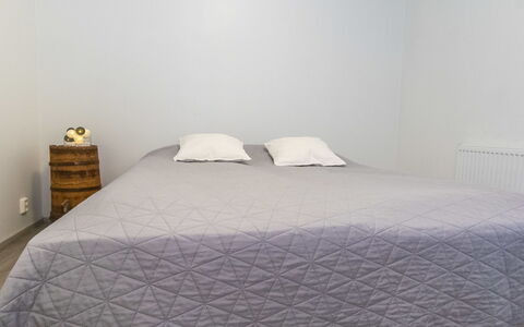 Juurakkopirtti: Camera Da Letto, Bedding, Pavimento, Lenzuolo, Biancheria, Pavimentazione, Letto, Tessile, Interior Design, Camera