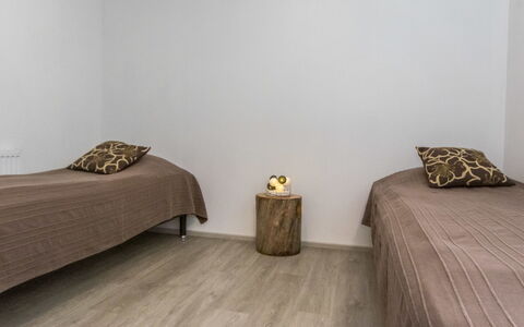 Juurakkopirtti: Pavimento, Pavimentazione, Legna, Camera Da Letto, Letto, Lenzuolo, Interior Design, Bedding, Camera, Pavimento In Legno