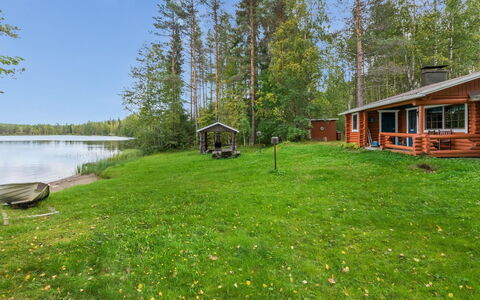 Kalliorinne: Casa, Villetta, Tetto, Estate, Shade, Agriturismo, Prato, Landscaping, Giardino, Cortile