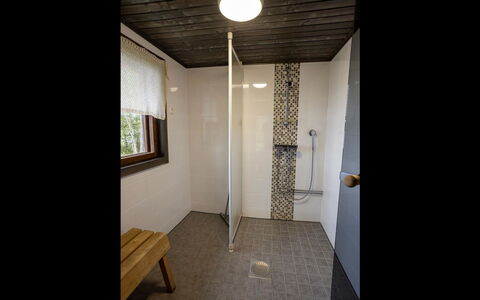 Kalliorinne: Casa, Villetta, Tetto, Estate, Shade, Agriturismo, Prato, Landscaping, Giardino, Cortile