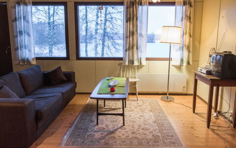 Vattomäki: Mobilia, Pavimentazione, Pavimento, Interior Design, Legna, Pavimento In Legno, Divano, Soggiorno, Camera, Appartamento