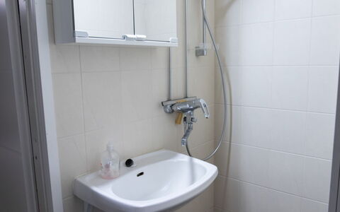 Vattomäki: Bagno, Lavandino Del Bagno, Idraulico Fixture, Lavello, Rubinetto, Idraulico, Interior Design, Specchio, Camera