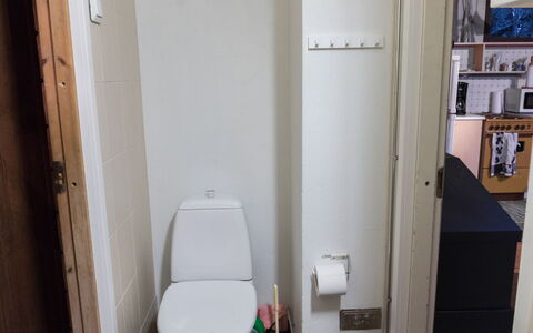 Vattomäki: Toilet Seat, Gabinetto, Pavimentazione, Bagno, Pavimento, Idraulico Fixture, Idraulico, Camera, Piastrella
