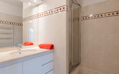 Les Coteaux: Proprietà, Specchio, Mobiletto Del Bagno, Costruzione, Idraulico Fixture, Lavello, Cabinetry, Bagno, Interior Design
