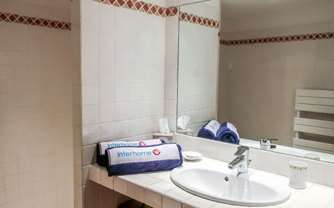 Maury: Bagno, Proprietà, Camera, Interior Design, Piastrella, Parete, Costruzione, Lavandino Del Bagno, Immobiliare, Rubinetto