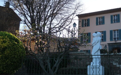 Maury: Albero, Casa, Casa, Architettura, Parete, Zona Residenziale, Costruzione, Acqua, Quartiere, Foglia