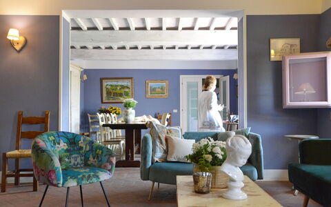 Villa Marginone: Tavolo, Mobilia, Cornice, Proprietà, Pianta, Azzurro, Decorazione, Illuminazione, Costruzione, Soggiorno