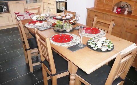 Chalet la Poya: Tovaglia, Tavolo, Mobilia, Camera, Controsoffitto, Sala Da Pranzo, Interior Design, Brunch, Tessile, Biancheria