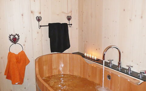 Chalet la Poya: Camera, Bagno, Lavello, Idraulico Fixture, Piastrella, Interior Design, Pavimento, Rubinetto, Cucina