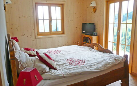 Chalet la Poya: Camera Da Letto, Letto, Mobilia, Camera, Lenzuolo, Proprietà, Bedding, Materasso, Telaio Del Letto, Pavimento