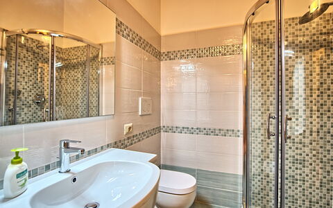 Vittoriana: Bagno, Proprietà, Camera, Interior Design, Piastrella, Immobiliare, Costruzione, Idraulico Fixture, Architettura, Casa