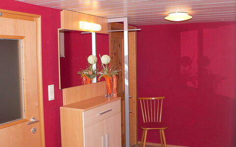 Elsa: Camera, Soffitto, Proprietà, Interior Design, Rosso, Rosa, Mobilia, Costruzione, Casa, Cabinetry