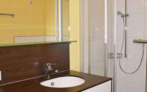 Elsa: Bagno, Camera, Rubinetto, Proprietà, Piastrella, Lavandino Del Bagno, Bagno Accessorio, Idraulico Fixture, Mobiletto Del Bagno, Parete