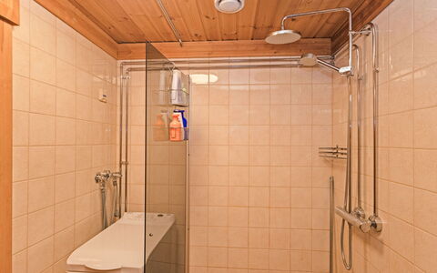 Varilan Lomamajat Nr2: Bagno, Idraulico Fixture, Pavimentazione, Parete, Pavimento, Interior Design, Legna, Idraulico, Doccia, Camera