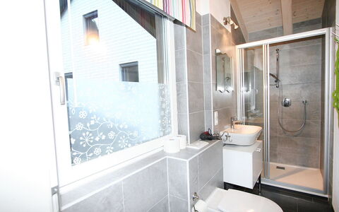 Am Arlberg: Bagno, Proprietà, Camera, Interior Design, Casa, Costruzione, Idraulico Fixture, Piastrella, Architettura, Immobiliare