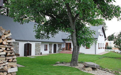 Holetín: Proprietà, Casa, Casa, Costruzione, Villetta, Parete, Immobiliare, Cortile, Albero, Estate