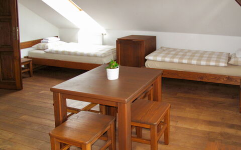 Holetín: Mobilia, Tavolo, Comfort, Legna, Interior Design, Soggiorno, Pavimentazione, Pavimento, Cuscino, Color Legno