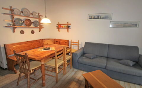 Porto Valtravaglia 200: Tavolo, Mobilia, Proprietà, Divano, Legna, Illuminazione, Soggiorno, Interior Design, Casa, Sedia