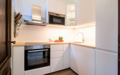 Villa Camelia 200.21: Cabinetry, Controsoffitto, Proprietà, Rubinetto, Costruzione, Elettrodomestico Da Cucina, Lavello, Cucina Stufa, Cucina, Legna
