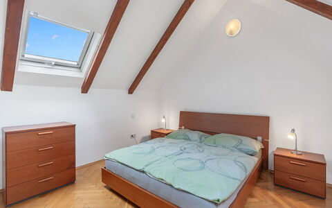 O21: Pavimentazione, Letto, Interior Design, Camera Da Letto, Pavimento, Legna, Soffitto, Mobilia, Camera, Illuminazione