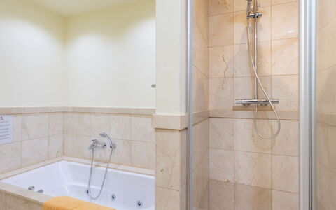 Duplex Bencomo: Vasca Da Bagno, Idraulico Fixture, Bagno, Soffione Doccia, Doccia, Interior Design, Pavimento, Pavimentazione, Parete