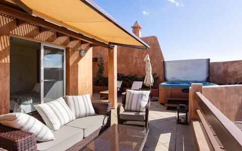 Duplex Bencomo: Cielo, Nube, Mobilia, Legna, Tavolo, Divano, Shade, Interior Design, Costruzione, Villetta