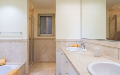 Duplex Bencomo: Proprietà, Lavello, Rubinetto, Idraulico Fixture, Legna, Bagno, Lavandino Del Bagno, Pavimento, Parete