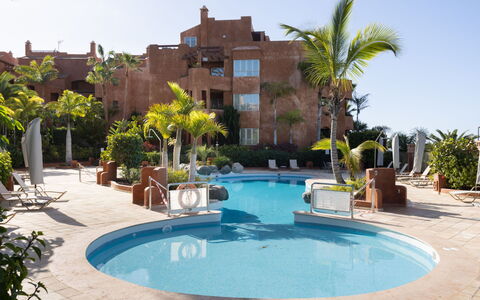 Duplex Bencomo: Acqua, Pianta, Cielo, Proprietà, Costruzione, Piscina, Azzurro, Albero, Corpo D'Acqua, Arecales