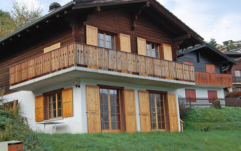 Chalet Enfin: Pianta, Costruzione, Cielo, Proprietà, Finestra, Nube, Casa, Lotto, Legna, Albero