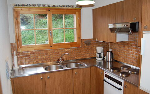 Chalet Enfin: Controsoffitto, Camera, Cucina, Proprietà, Cabinetry, Mobilia, Lavello, Costruzione, Casa, Latifoglie