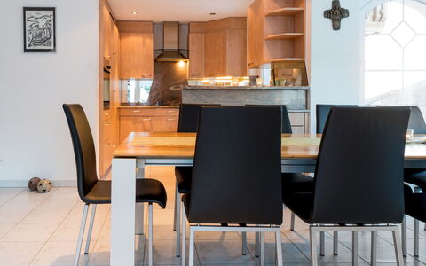 Piccolo: Tavolo, Mobilia, Proprietà, Controsoffitto, Sedia, Cabinetry, Legna, Costruzione, Arancia, Architettura