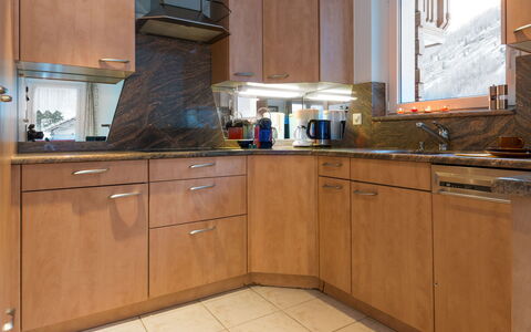 Piccolo: Marrone, Controsoffitto, Cabinetry, Lavandino Della Cucina, Proprietà, Mobilia, Rubinetto, Lavello, Elettrodomestico Da Cucina, Cucina