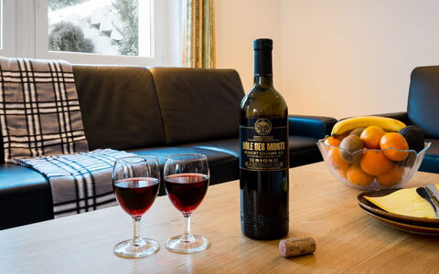 Piccolo: Tavolo, Tavola, Cibo, Mobilia, Bottiglia, Bicchieri, Vino, Finestra, Barware
