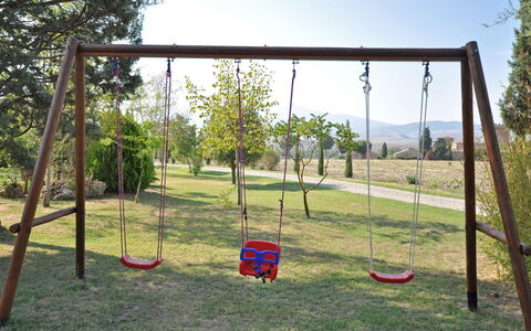 Villa Cassia: Swing, Attrezzatura Giochi All'Aperto, Terreno Di Gioco, Spazio Pubblico, Erba, Albero, Shade, Architettura, Ricreazione, Giocare