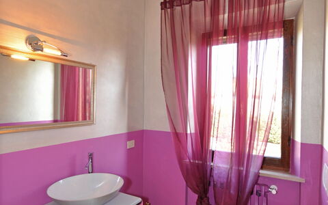 Villa Cassia: Bagno, Camera, Viola, Proprietà, Interior Design, Rosa, Tenda, Pavimento, Mobilia, Costruzione