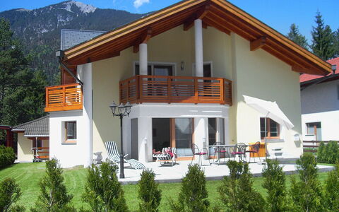 Heidi: Pianta, Costruzione, Cielo, Proprietà, Finestra, Portico, Casa, Albero, Nube, Lotto