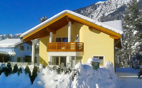 Heidi: Cielo, Neve, Giorno, Finestra, Costruzione, Montagna, Natura, Albero, Casa, Pianta