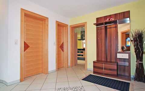 Heidi: Proprietà, Camera, Costruzione, Porta, Pavimento, Casa, Immobiliare, Interior Design, Mobilia, Architettura