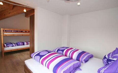 Heidi: Camera Da Letto, Camera, Letto, Mobilia, Soffitto, Proprietà, Bedding, Interior Design, Lenzuolo, Viola