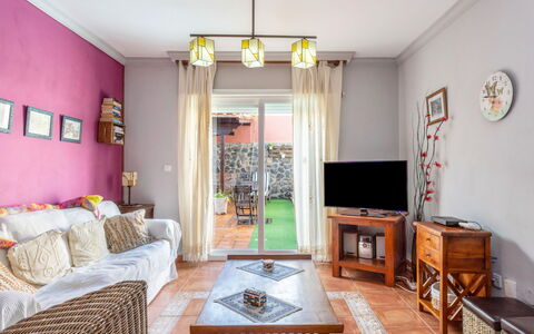 La Marea: Proprietà, Mobilia, Cornice, Divano, Tavolo, Legna, Interior Design, Illuminazione, Soggiorno, Giallo