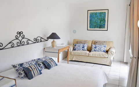 Rosemarie: Camera, Camera Da Letto, Mobilia, Proprietà, Interior Design, Letto, Parete, Immobiliare, Casa, Tavolo