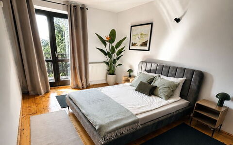 Zameczek Falsztyn: Letto, Mobilia, Camera Da Letto, Interior Design, Bedding, Lenzuolo, Pavimentazione, Legna, Pavimento, Tessile