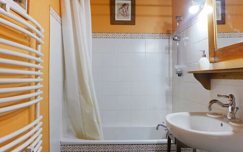 Lognan: Bagno, Camera, Proprietà, Tenda, Interior Design, Piastrella, Tenda Doccia, Bagno Accessorio, Parete, Idraulico Fixture