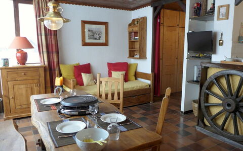 Lognan: Camera, Mobilia, Proprietà, Soggiorno, Interior Design, Costruzione, Sala Da Pranzo, Tavolo, Pavimento, Casa