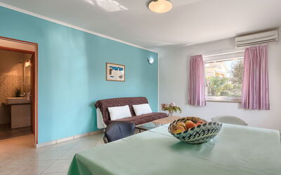Nika 109.2: Camera, Proprietà, Interior Design, Mobilia, Soffitto, Verde, Blu, Soggiorno, Pavimento, Costruzione