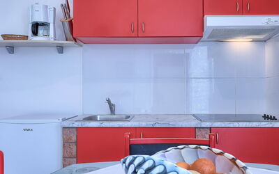 Nika 109.5: Controsoffitto, Camera, Rosso, Cucina, Proprietà, Cabinetry, Arancia, Mobilia, Piastrella, Interior Design